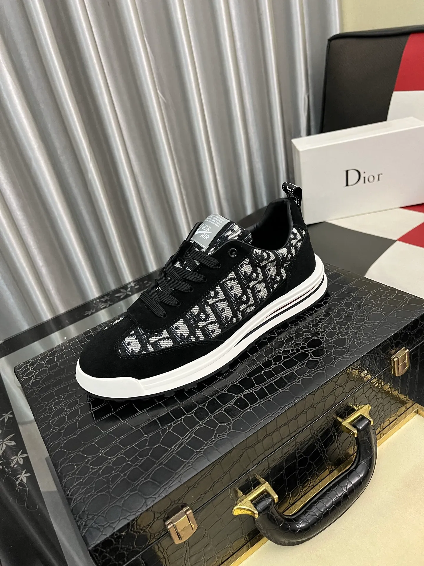 Men's shoes💰420⌚️⌚️[Dior] Dior's new men's genuine leather casual shoes, the highest version on the market, any comparison is welcome🆚! The original leather has excellent texture and is super high-end! Fetal sheep net lining imported from Italy, removable pad! Luxurious materials and fine workmanship, highly recommended! Code number: 38-443️⃣Colors available